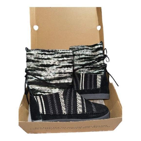 Stylish Black and White Women's Boots - Picture 3 of 8